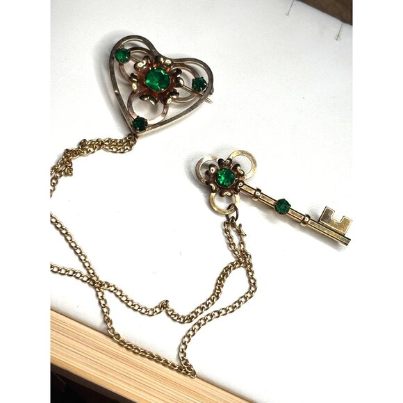 Vintage LINC 1/20 12KGF 1Heart & Key Brooch With Green Gemstones - Picture 2 of 11